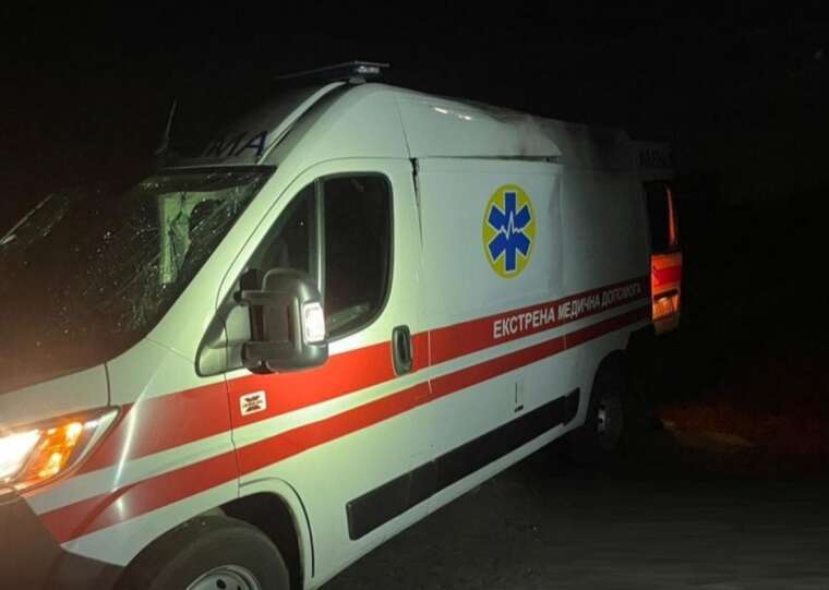 Росіяни вдарили по кареті "швидкої" в Нікополі: троє медиків отримали поранення