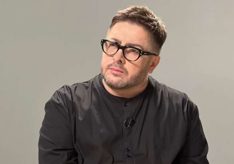 "Намалював величезний ф*к": Олексій Суханов креативно "познущався" зі свого російського паспорта