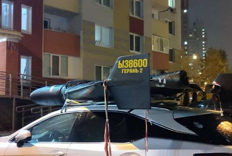 У Києві помітили автомобіль із прив’язаним збитим російським дроном-камікадзе "Шахед"