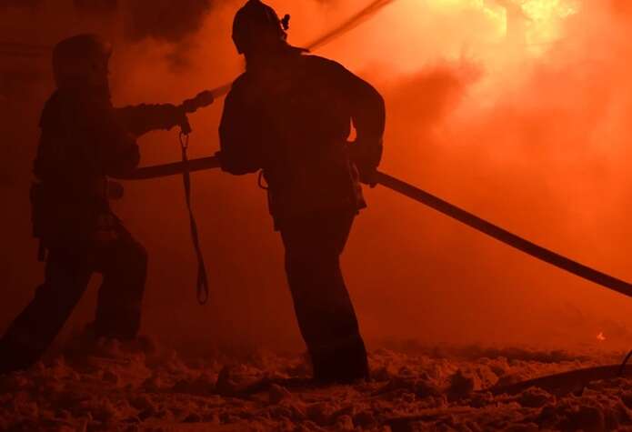 Во Волгограде в РФ прозвучали взрывы: губернатор подтвердил пожар вблизи нефтеперерабатывающего завода