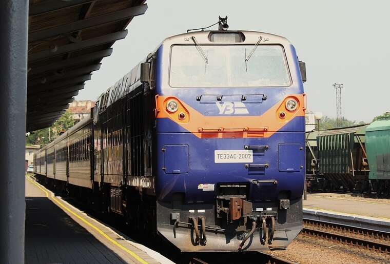 Из-за обстрелов и повреждений железной дороги "Укрзалізниця" временно ограничила движение поездов