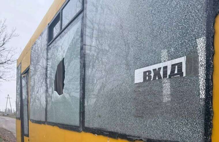 Удар по Краматорську: Російський FPV-дрон влучив у пасажирський автобус, поранено двох цивільних
