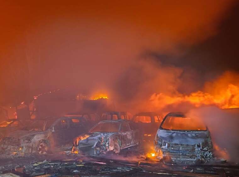 Четверо постраждалих: Нічний обстріл Чугуєва дронами спричинив сильну пожежу та руйнування цивільної інфраструктури