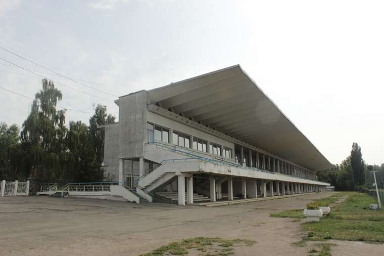 На Киевском ипподроме начали незаконные строительные работы под видом спортивного клуба