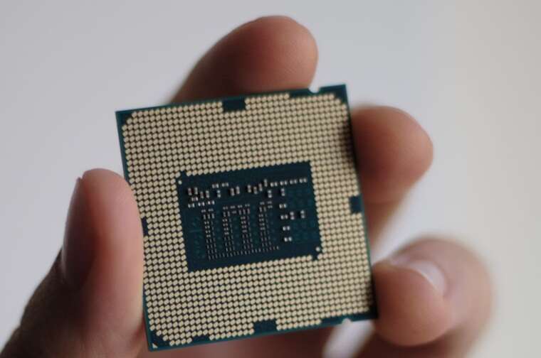 Китай зняв заборону на експорт металів для мікрочипів до США