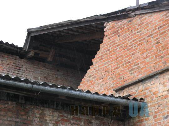 Вивозячи заставне майно до торгів у Врадіївку, невідомі молоді люди руйнували навіть стіни і дах raid8