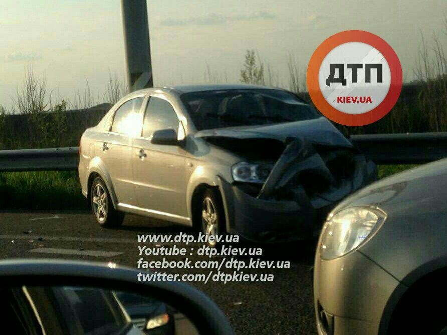 На трассе под Киевом столкнулись 7 автомобилей. Фоторепортаж
<div class=