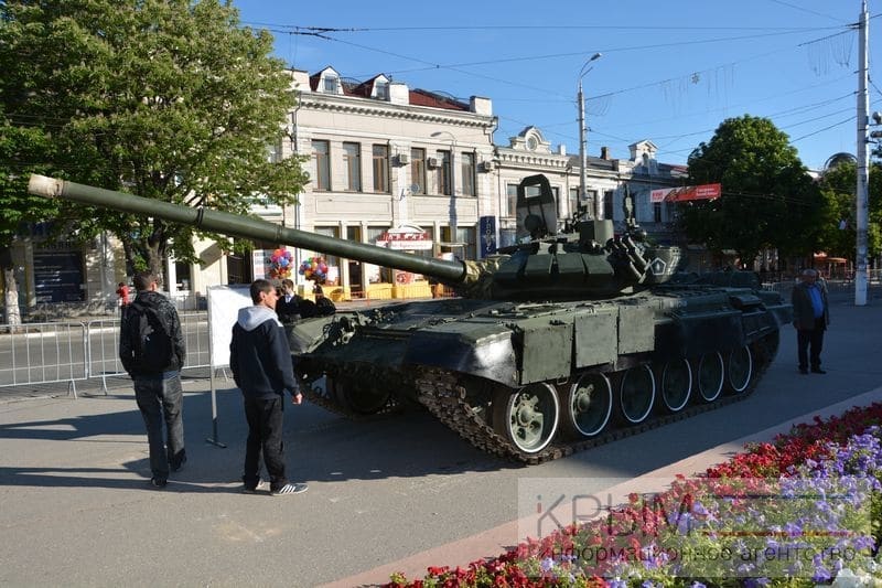 В Симферополь на День Победы навезли военную технику: опубликованы фото
<div class=