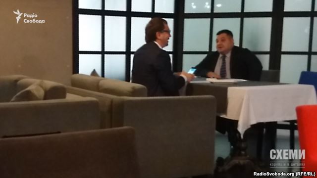 Народний депутат Олександр Грановський під час зустрічі з головою Окружного адмінсуду Києва Павлом Вовком 16 травня 2016 року dqxikeidqxidqrant