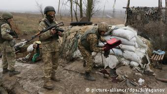 По информации правозащитников, несовершеннолетние часто помогают на блокпостах (фото из архива) на блокпосту dqxikeidqxidqeant