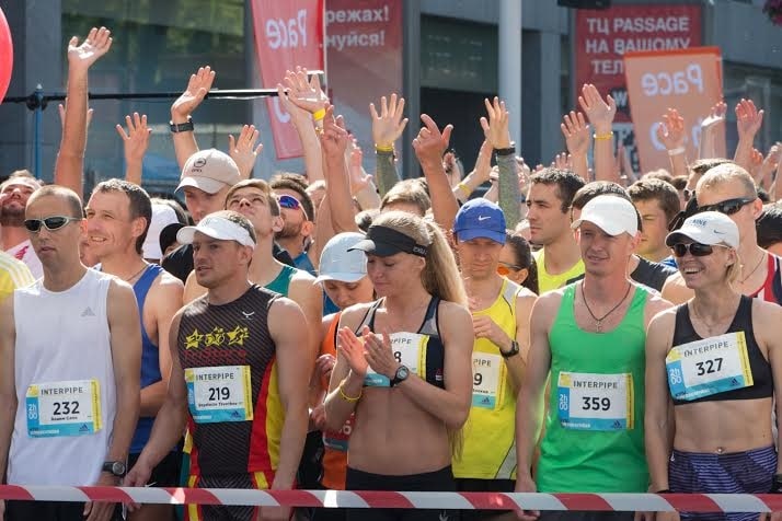 Филатов погонял жену и невестку по улицам Днепра: опубликованы фото
<div class=