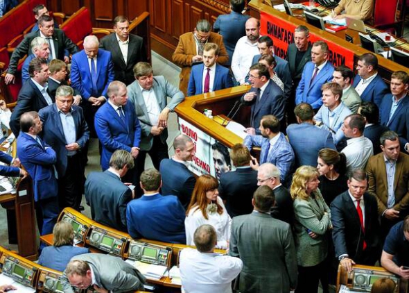 Глава президентської фракції у парламенті Юрій Луценко виступає у Верховній Раді України, 12 травня 2016 року. Того дня 264 народні депутати підтримали його призначення на посаду генерального прокурора