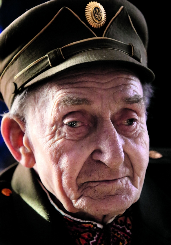 Мирон АМБРОЗЕВИЧ, 85 років, зв’язковий Організації українських націоналістів. Народився 30 серпня 1930 року в селі Подусільна Перемишлянського району на Львівщині. Мав старшого на 10 років брата Михайла, священика. Він відспівував замордованих совєтами українців, тому мусив емігрувати в Канаду, де й помер. Закінчив дев’ять класів – по кілька років навчався у Подусільній, Бережанах та Козовій Тернопільської області. 1946-го почав працювати зв’язковим ОУН. Мав псевдо "Чуб". Заарештували за зберігання патріотичних листівок. Утік, переховувався. Взяли під варту вдруге. Засудили до 25 років тюрем. Термін відбував у Караганді й Воркуті. Звільнили 1956 року. Повернувся до рідного села, одружився з односельчанкою Ганною, на сім років молодшою за нього. Працював у колгоспі електриком, у школі вів гуртки і трудове навчання. Робив зубні коронки – цьому навчився в таборі. Із дружиною виховали чотирьох дітей. 57-річний Мирослав – економіст, працює в Чернівецькій обласній бібліотеці. На три роки молодша Катерина – продавець, живе з батьками в Подусільній. 52-річний Богдан – лікар-анестезіолог у Львові. 44-річний Василь – будівельник, мешкає в селі Малі Ланки на Львівщині. Мають вісьмох онуків, шістьох правнуків. Тримають корову, коня, двох котів, собаку, курей. Мають сад і поле. У Мирона Васильовича є пасіка. Отримує 1400 гривень пенсії dqxikeidqxidqeant