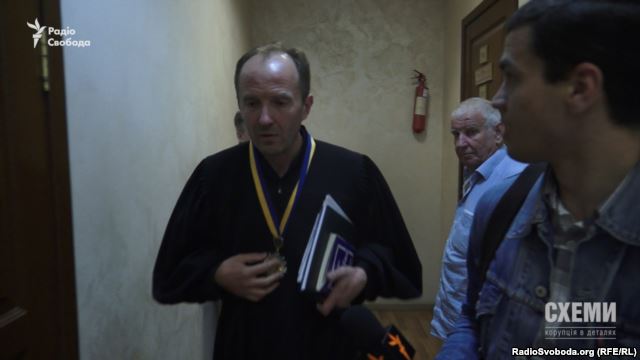 Суддя Володимир Карабань, який ухвалив рішення про розкриття повних анкетних даних власника YouTube-каналу, на якому з’явилося відео з кабінету Чеботаря, не захотів спілкуватися з журналістом «Схем»