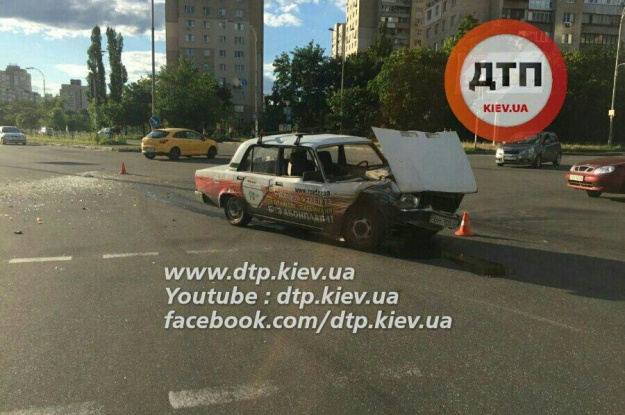 На Левобережной в Киеве автомобиль на тротуаре сбил велосипедиста (фото) dqxikeidqxidqeant