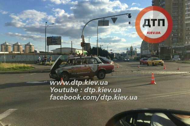 На Левобережной в Киеве автомобиль на тротуаре сбил велосипедиста (фото)