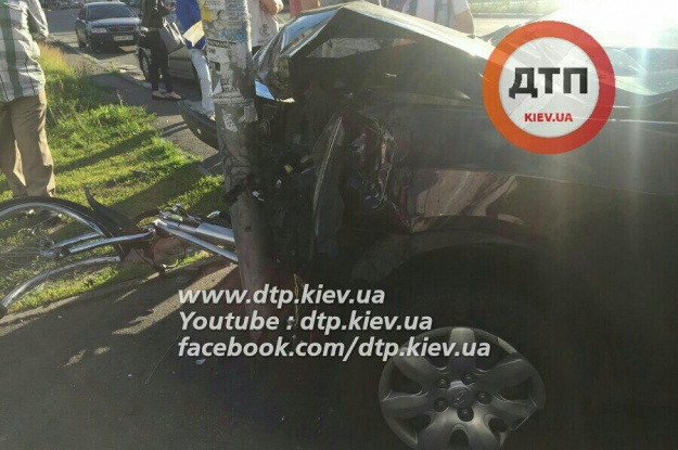 На Левобережной в Киеве автомобиль на тротуаре сбил велосипедиста (фото)