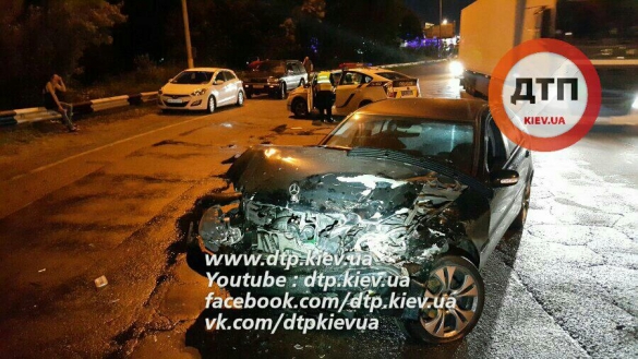 ДТП в Киеве на Заболотного: Хюндай протаранил Мерседес с двумя детьми. ФОТО dqxikeidqxidqeant