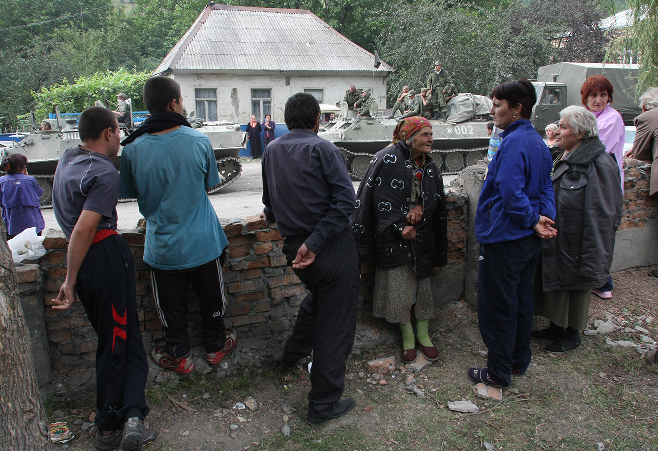 Жители Цхинвали на одной из улиц города, август 2008 года. dqxikeidqxidqeant