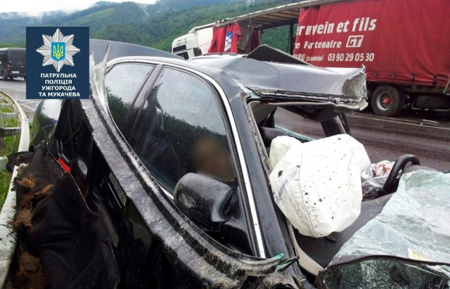 Смертельна ДТП на трасі Київ - Чоп неподалік Сваляви: Ауді влетіла у вантажівку (ФОТО)