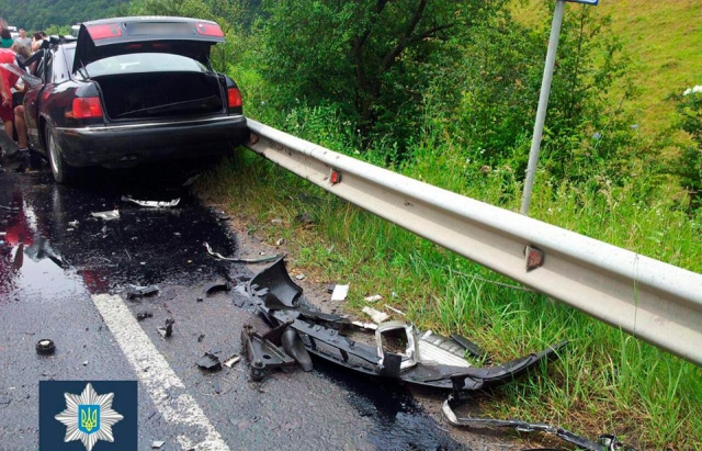 Смертельна ДТП на трасі Київ - Чоп неподалік Сваляви: Ауді влетіла у вантажівку (ФОТО)