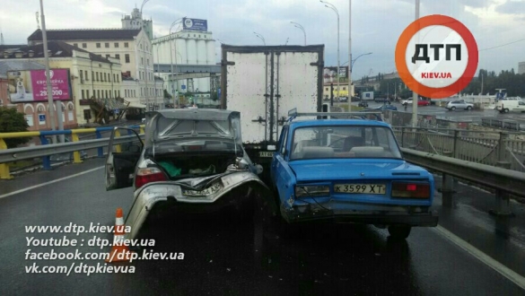 Масштабное ДТП в Киеве на Почтовой площади: Фольксваген разбил 3 автомобиля. ФОТО dqxikeidqxidqeant