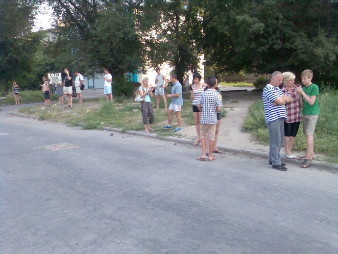 Воду черпают из лужи, а dqxikeidqxidqrant