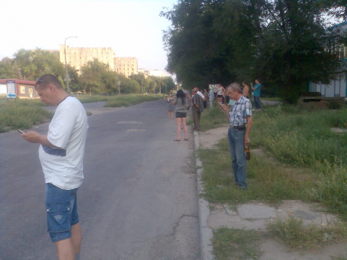 Воду черпают из лужи, а