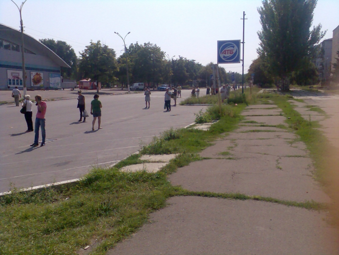 Воду черпают из лужи, а