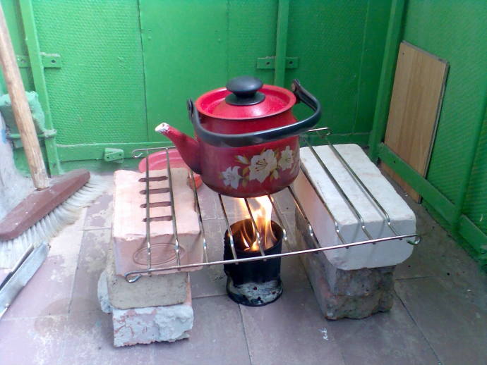 Воду черпают из лужи, а