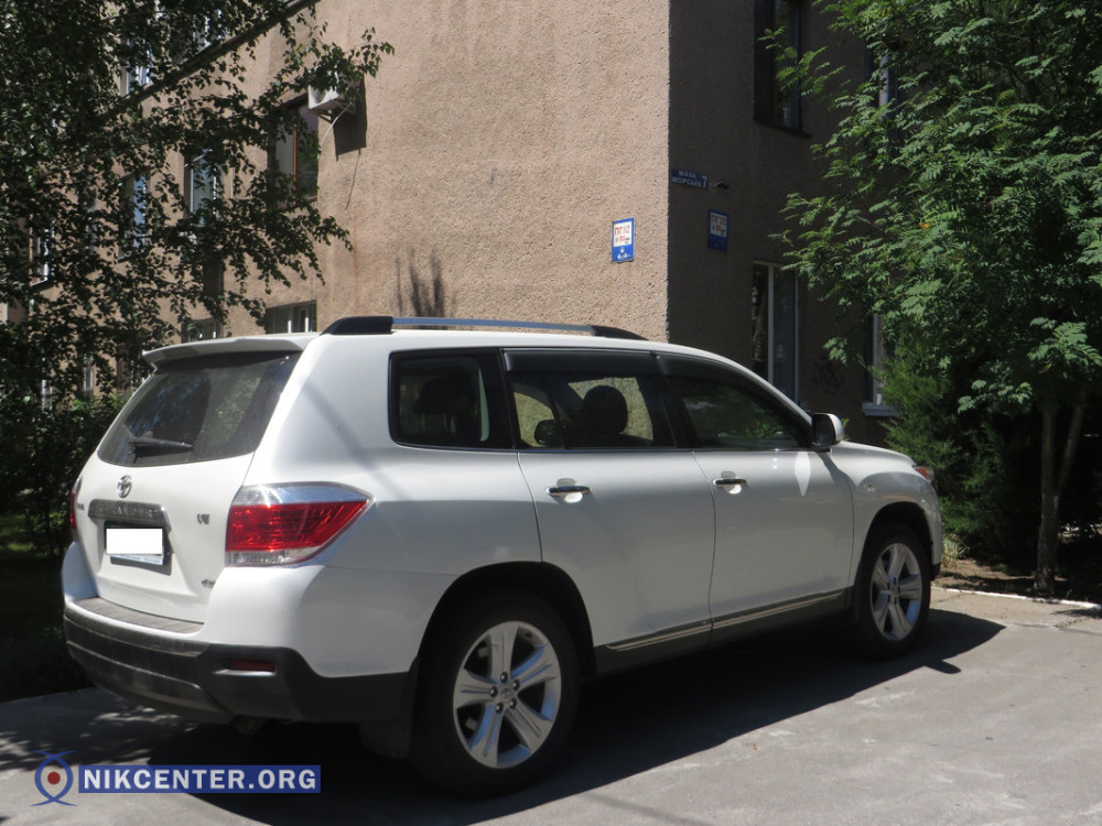 Toyota Highlander, припаркованная главврачом Евгением Волоховым возле женской консультации № 1 первого роддома dqxikeidqxidqeant