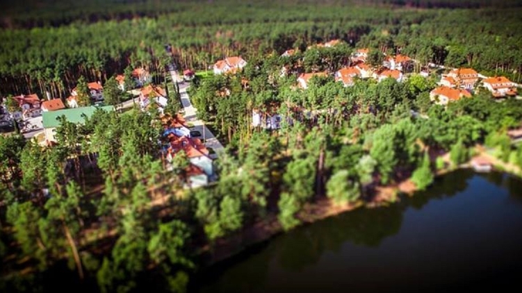 Вид на коттеджный городок закрытого типа с высоты птичьего полета dqxikeidqxidqeant