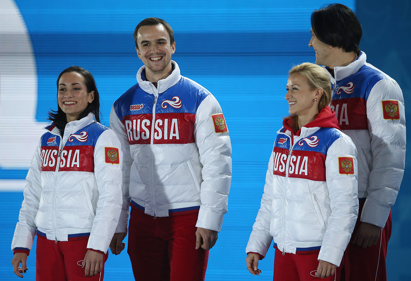 Российские спортсмены Ксения Столбова и Федор Климов, завоевавшие серебро, Татьяна Волосожар и Максим Траньков, завоевавшие золото в соревнованиях по фигурному катанию среди спортивных пар (слева направо) на церемонии награждения призеров XXII Зимних Олимпийских игр. dqxikeidqxidqeant