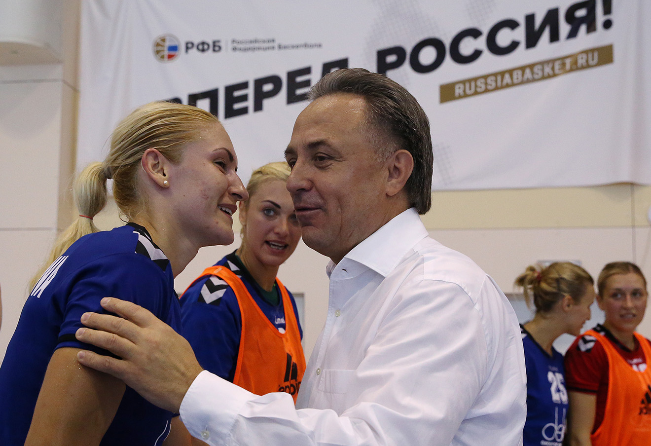 Виталий Мутко во время общения с игроками женской сборной России по волейболу.