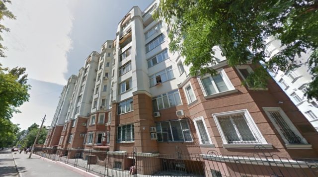 Будинок під номером 6 на вул. Довженка в Одесі, де розташовані подаровані Непораді квартира з гаражем dqxikeidqxidqeant