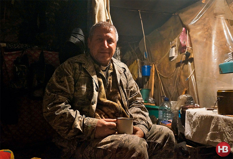 В БОЕВЫХ УСЛОВИЯХ: Капеллан Альберт Хомяк привычен к военным будням и всегда готов их скрасить не только словом пастыря, но и шуткой