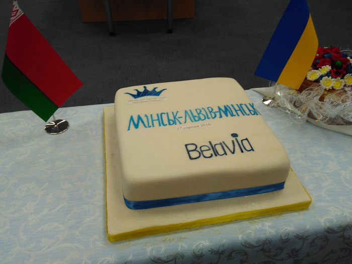 Садовий встиг на частування тортом в аеропорт (ФОТО) - фото 1 Садовий встиг на частування тортом в аеропорт (ФОТО) - фото 1 dqxikeidqxidqeant