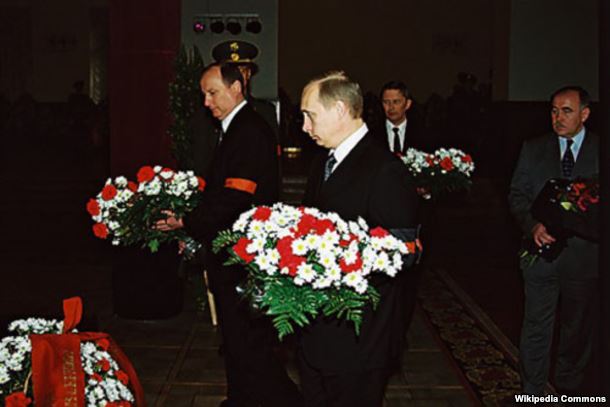 Владимир Путин и Николай Патрушев на похоронах Германа Угрюмова, 2001