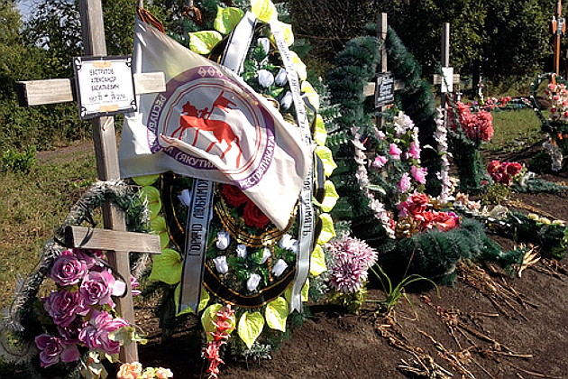 Захоронение российских солдат в Снежном