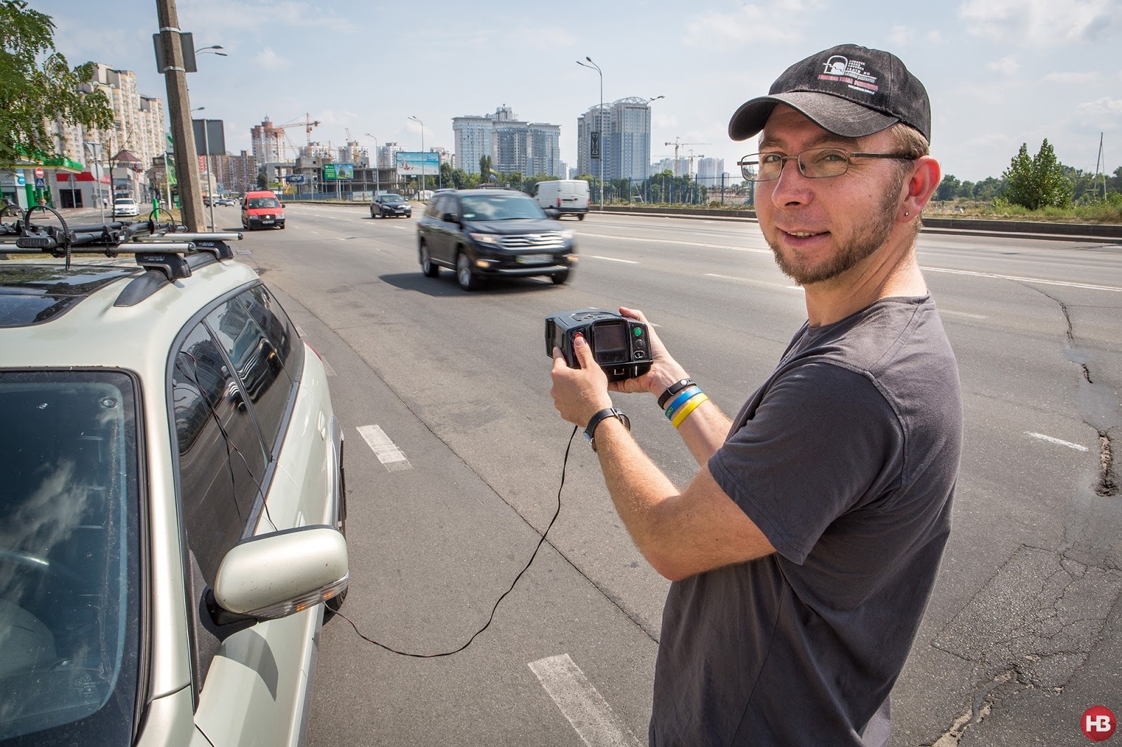 НЕУДЕРЖИМЫЕ: Виктор Загреба с помощью спецприбора доказывает, что скоростной режим в Киеве нарушают многие
