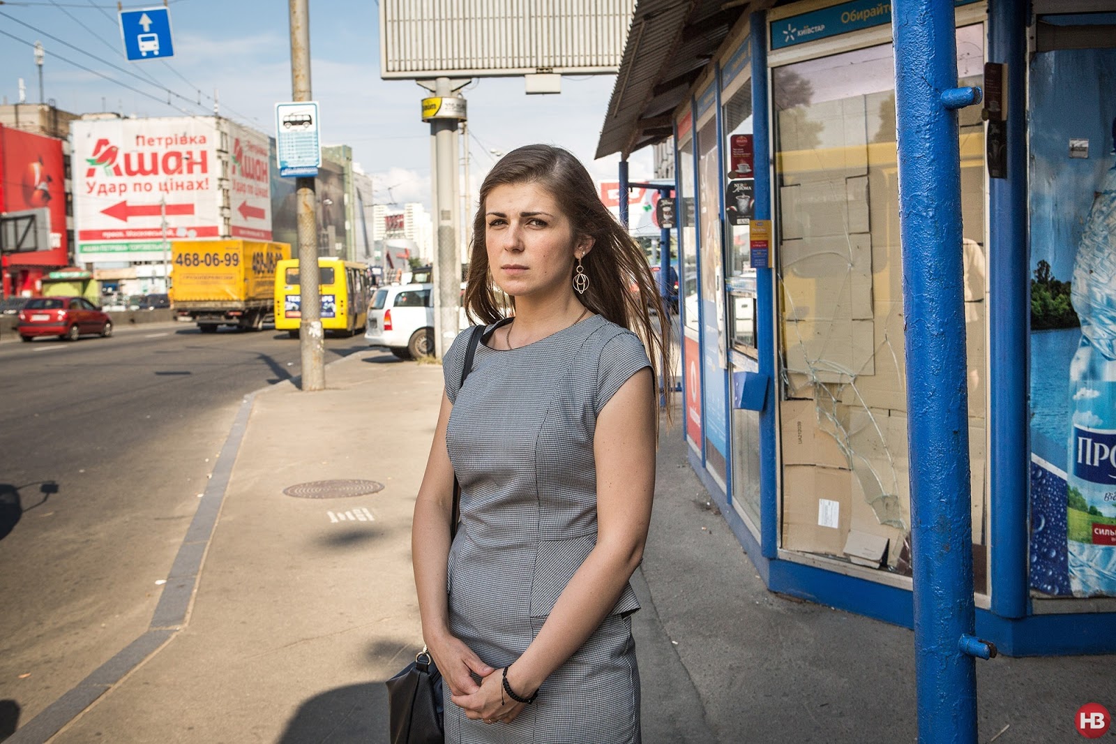 ПОСЛЕДНЯЯ ОСТАНОВКА: Киевлянка Юлия Кашпар стоит на том месте, где под колесами вылетевшего на обочину автомобиля погибла ее мать, ожидавшая общественный транспорт