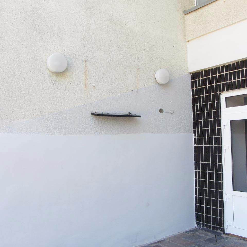 Разбитая мемориальная доска Александру Мочалову на стене 38-й школы