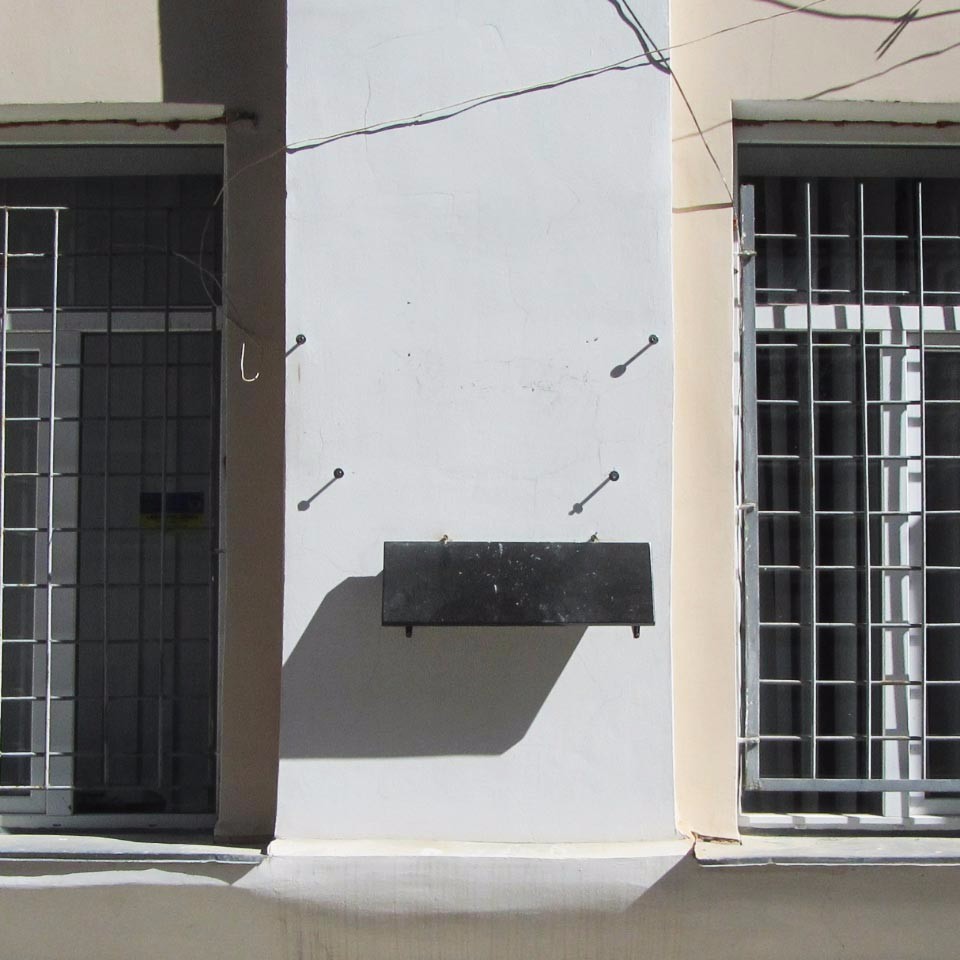 Разбитая мемориальная доска Александру Фролову на 6-й школы