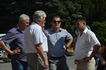 Выступать против львовского мусора под мэрию Николаева пенсионеров свозили на микроавтобусах - Copyright https://news.pn