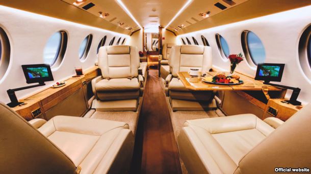 Салон літака Falcon 900