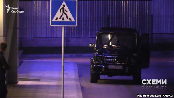 «Мерседес», який очекує Андрія Іванчука біля виходу з терміналу