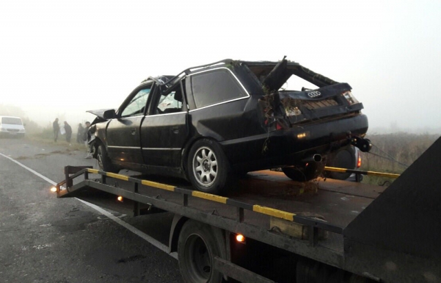 Вночі під Мукачевом 3 молодиків перекинулися на Audi, один загинув (ФОТО) dqxikeidqxidqeant