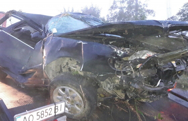 Вночі під Мукачевом 3 молодиків перекинулися на Audi, один загинув (ФОТО)