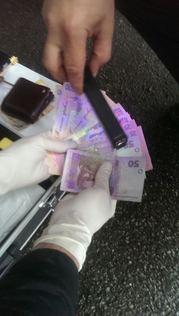 Во Львовской области патрульный «погорел» на взятке (ФОТО) Во Львовской области патрульный «погорел» на взятке (ФОТО) dqxikeidqxidqeant