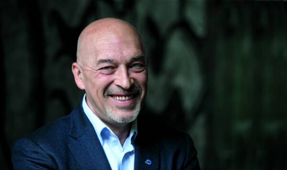 Георгій ТУКА, 52 роки, заступник міністра з питань тимчасово окупованих територій і внутрішньо переміщених осіб. Народився 24 листопада 1963 року в Києві. Батько – викладач, доктор технічних наук, лауреат державної премії СРСР, спеціаліст із питань радіолокації та озброєння. Мати – перекладач з англійської та французької. ”Старший брат пішов з життя, серце не витримало”. У дев’ятому класі мав довге волосся. Під час ремонту на дачі на голову впала банка фарби, довелося стригтися наголо. Наступного дня семеро його друзів зробили те саме на знак підтримки. Директор школи відсторонила їх від занять на три дні. Думала, це акція протесту. Багато бився з однолітками. Але ніколи – за дівчину. Має диплом військового перекладача. Також навчався на факультеті автоматизованих систем управління Політехнічного інституту. Займався бізнесом. Під час Революції гідності отримав поранення 18 лютого 2014 року. Разом з іншими волонтерами створив громадську організацію ”Народний тил”. Був головою Луганської обласної адміністрації. У другому шлюбі – 21 рік. З дружиною виховують 16-річну доньку Єлизавету. ”Випила з мами всю кров. Із мене – не виходить, бо мене вдома нема”. Від першого шлюбу має 28-річного сина Павла. Він захищав Донецький аеропорт. Палить із 14 років. Щодня викурює по три пачки цигарок. Захоплюється стрільбою, шахами. Любить собак. Має веймаранера на ім’я Обік. ”Це – мисливська порода. Мішок позитивних емоцій: виходиш на півгодини, а зустрічає так, ніби півроку не бачив”. Улюблений фільм – ”Хрещений батько” (Френсіса Форда Копполи). Мріє про дім. ”Двоповерховий. Якщо не власноруч, то за моїми кресленнями. Він не був би великим. Мінімалізм, контраст світлого й темного”. Улюблений алкоголь – тризірковий коньяк ”Армянский”. Володіє англійською та польською, крім української та російської. Улюблена страва – борщ. ”Має бути такий, щоб ложка стояла. Обов’язково з квасолею. Тільки мама такий варить” dqxikeidqxidqrant